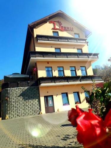 Hotel Dennis — Medias