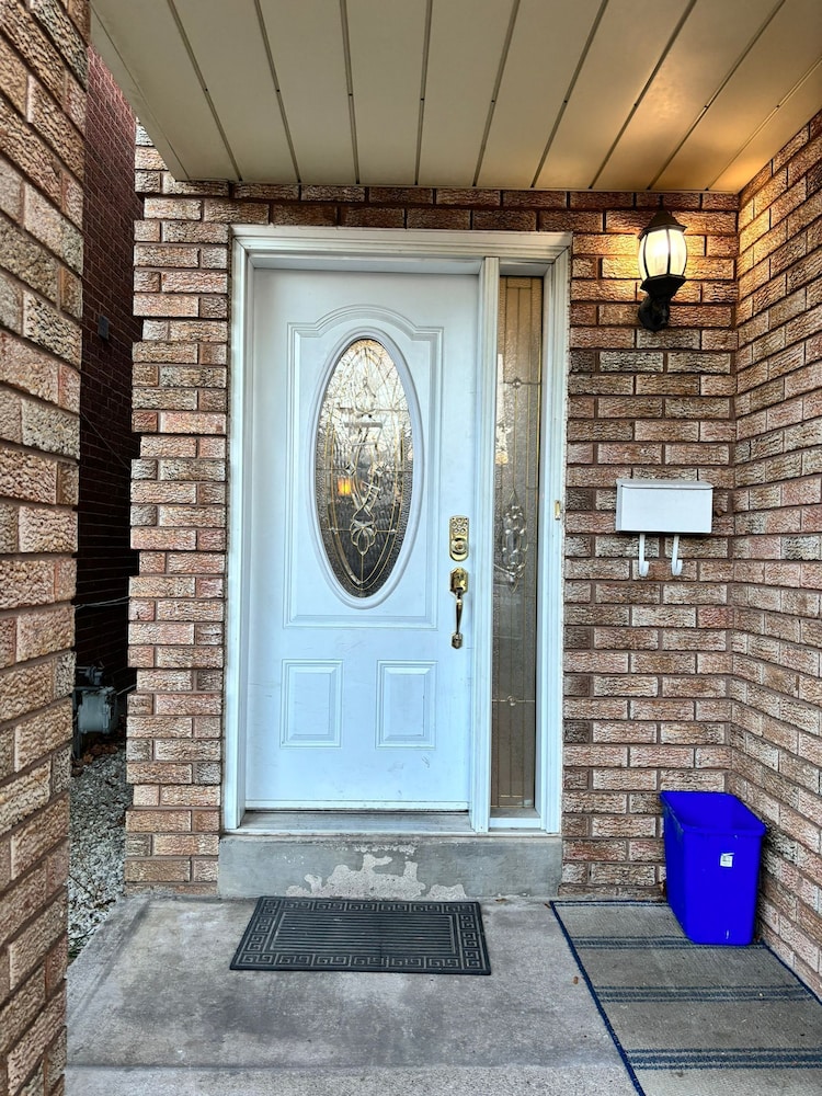 Queen room near Sheridan College in Brampton, Canada