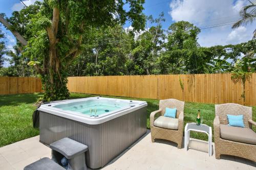 Hot Tub Retreat with Big Private Fenced Yard by Beach in Sarasota, United States