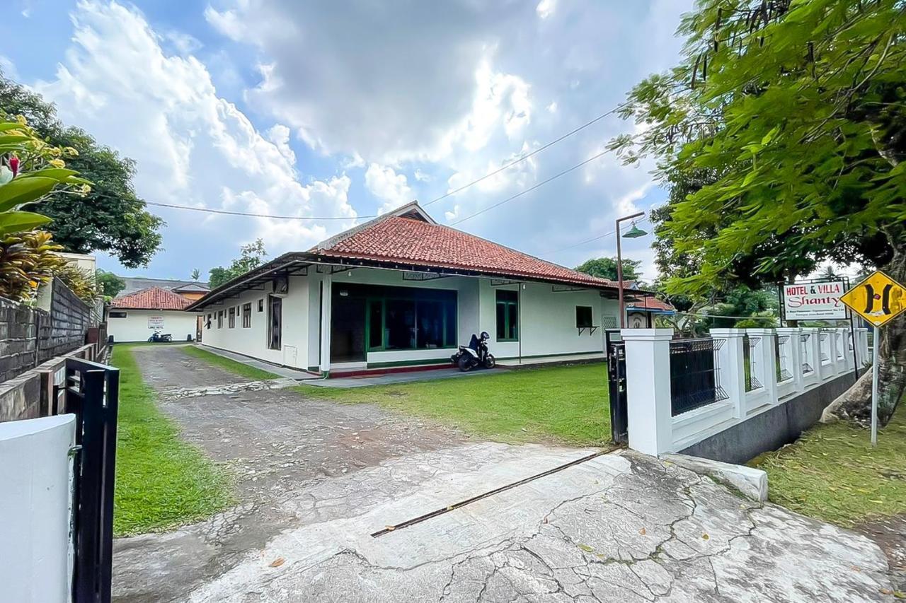 Hotel Shanty Mitra RedDoorz in Kuningan, Indonesia