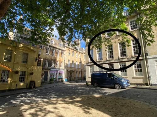 Elegant & Romantic Entire Flat with 2 Magnificent Views — 4-Star Luxury Hotel in Bath, United Kingdom