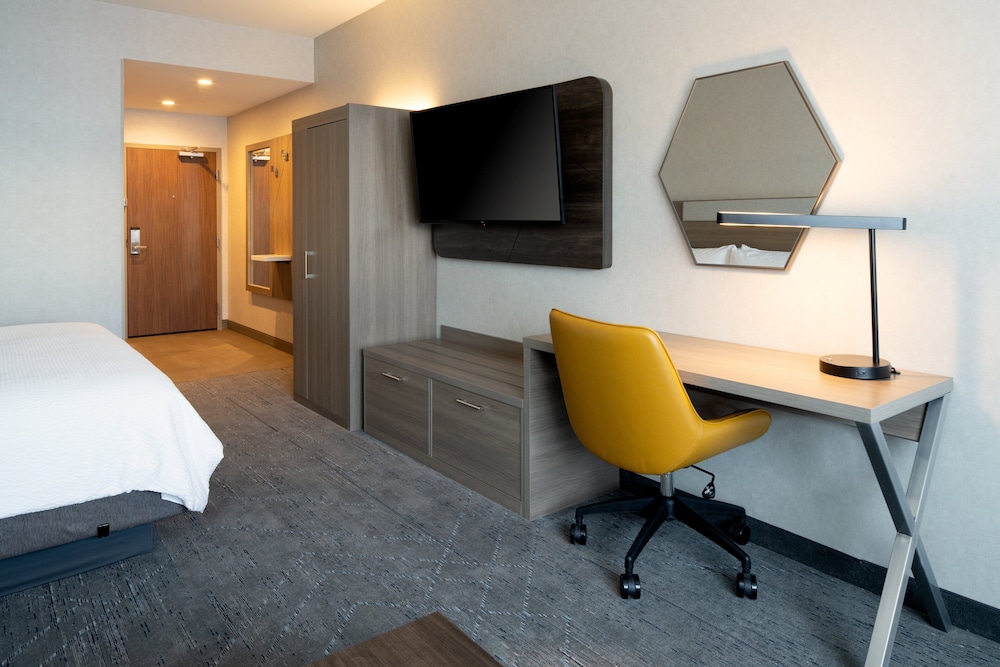 Holiday Inn Express and Suites Hollister by IHG - photo 21