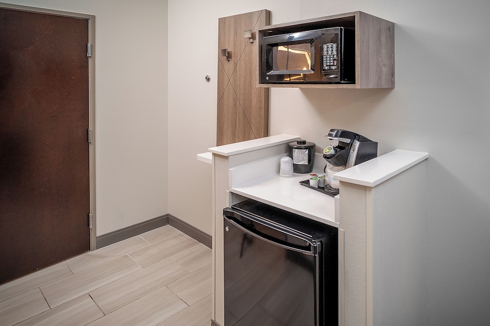Holiday Inn Express and Suites Fairmont by IHG - photo 8