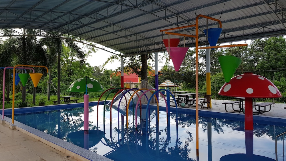 Rainbow Resort - carbon neutral hotel in Phen