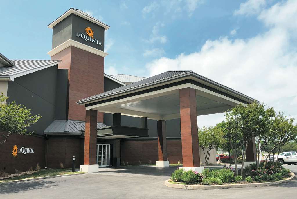 La Quinta Inn & Suites by Wyndham Austin Airport - featured photo