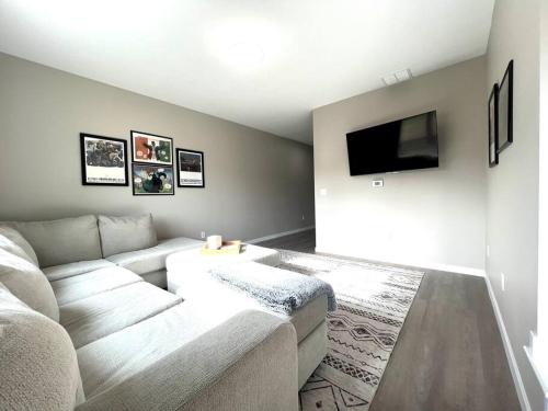 Central Cedar Falls Townhome King Beds — 4-Star Luxury Hotel in Cedar Falls, United States