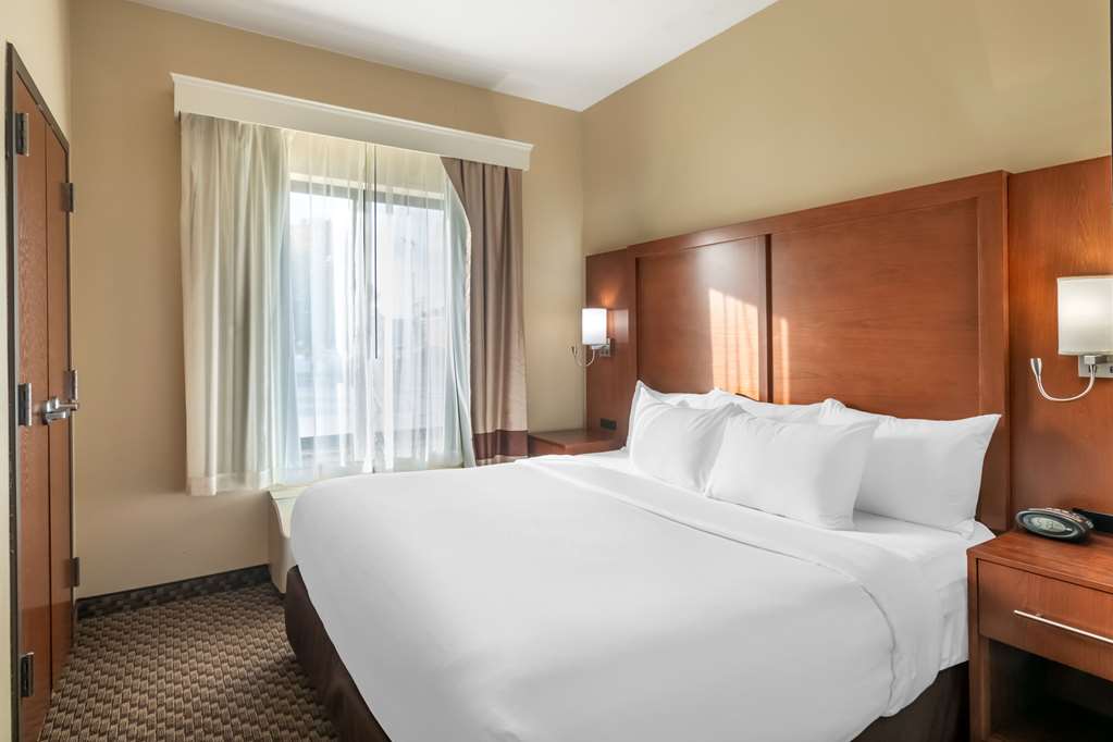 Comfort Suites Manhattan - photo 14