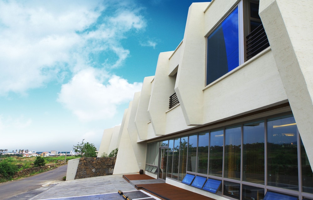 Comma & Resort - carbon neutral hotel in Seogwipo