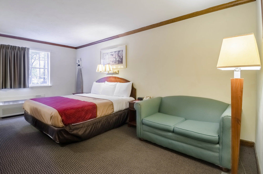 Econo Lodge Colonial - photo 32
