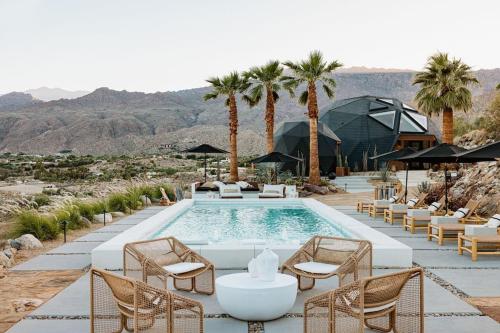 Perch Rare Resort Style Geo Dome W Pickleball — Palm Desert