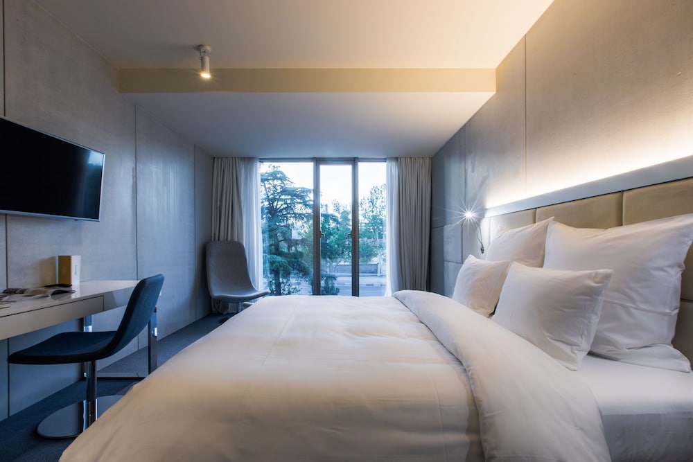 The Grove Design Hotel