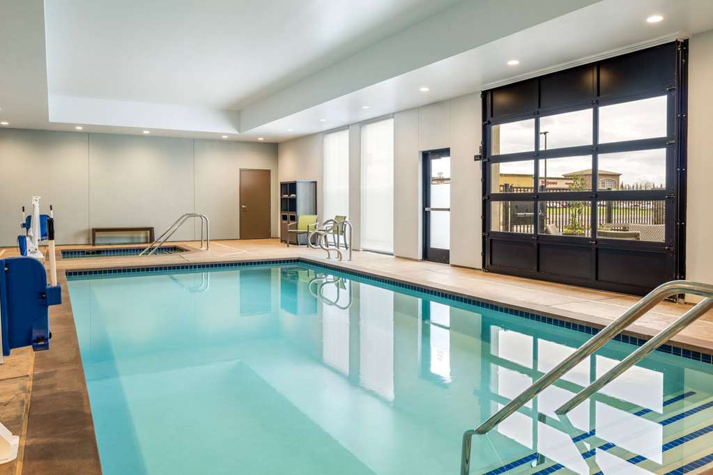 La Quinta Inn and Suites by Wyndham Lincoln - photo 8