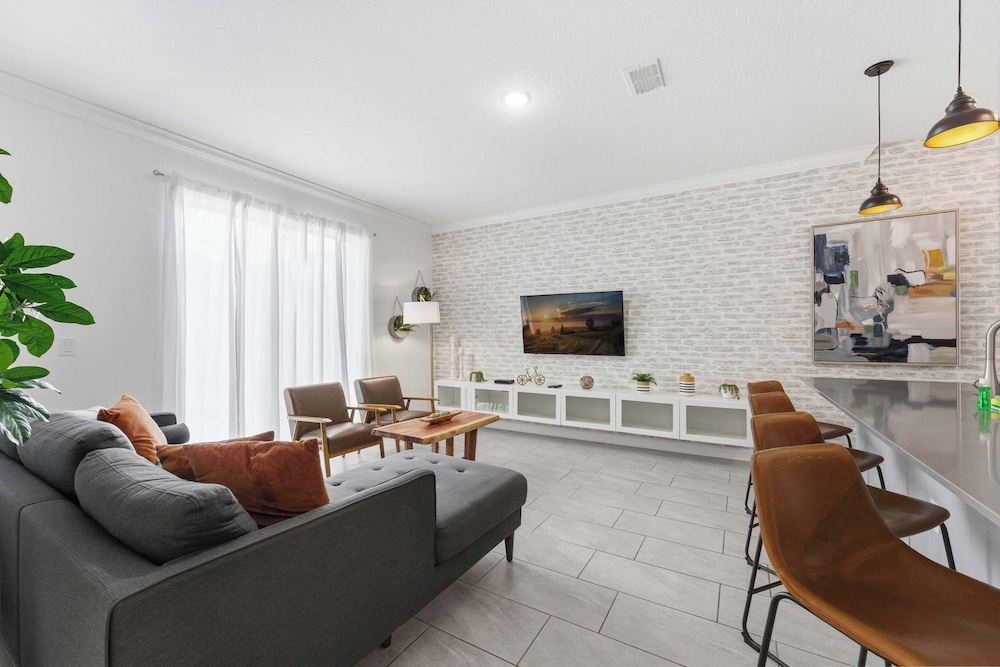Chic 4BR Disney Retreat With Pool Mickey Rooms — 4-Star Luxury Hotel in Kissimmee, United States