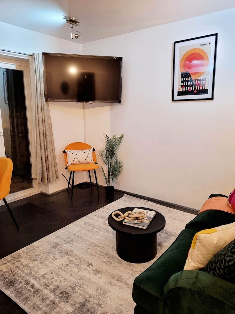 Stepney Green Gated Area with Parking & Garden — 4-Star Luxury Hotel in London, United Kingdom