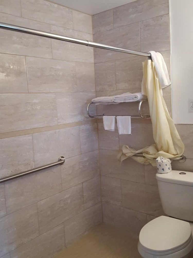 Three Oaks Motel - photo 28