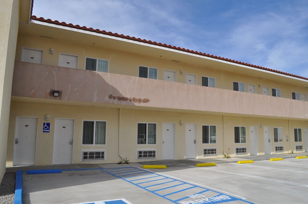 America Inn & Suites - photo 17