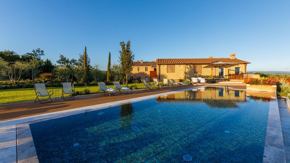 La Fonte Di Santa Regina 16 Emma Villas — 4-Star Luxury Hotel in Siena, Italy
