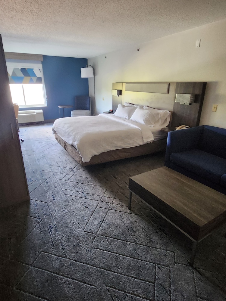 Holiday Inn Express & Suites Alliance by IHG - photo 13