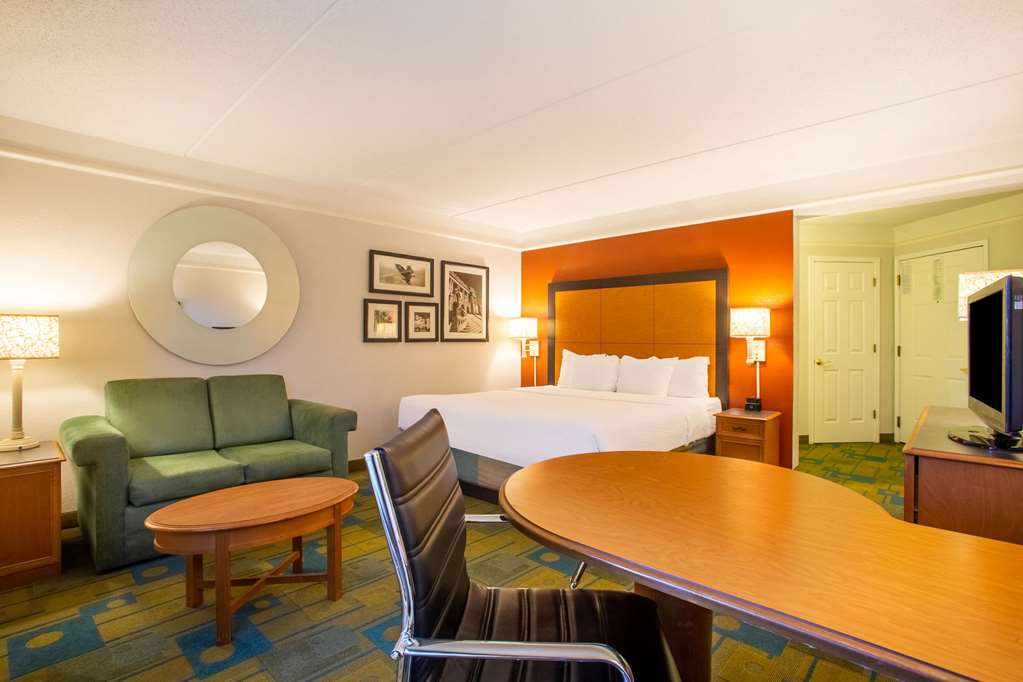 La Quinta Inn & Suites by Wyndham Charlotte Airport South - photo 13