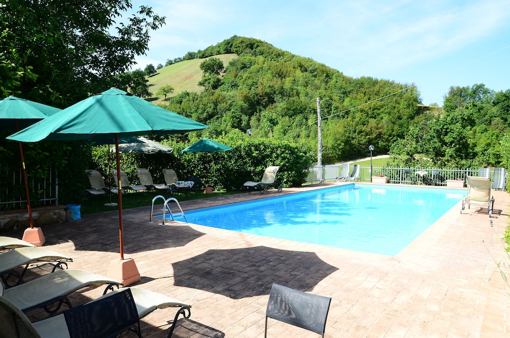 Selvicolle Country House — 4-Star Luxury Hotel in Castelraimondo, Italy