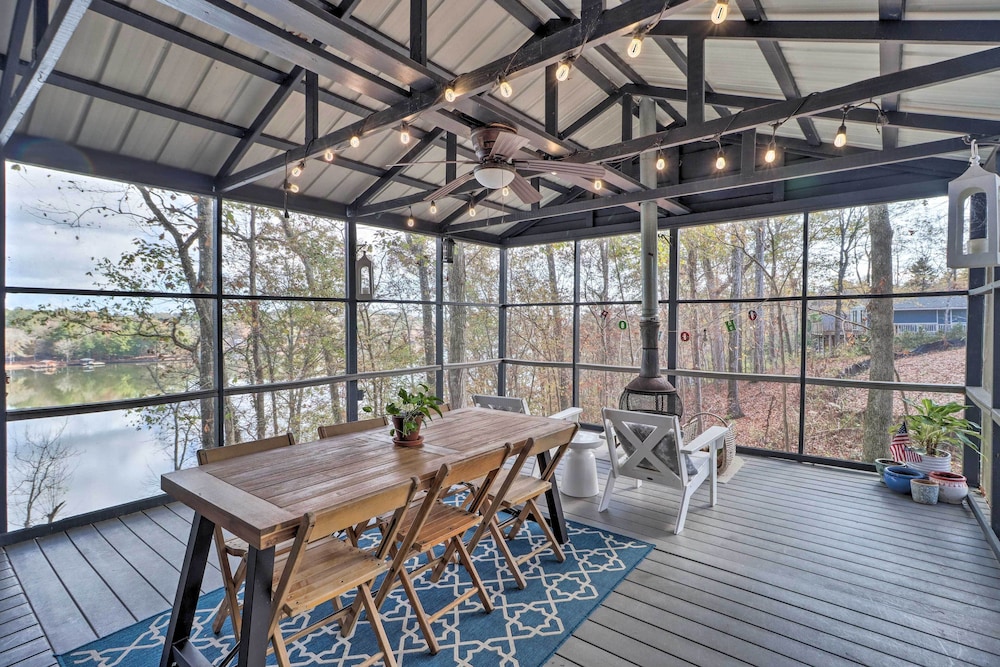 The Chalet on Sinclair with Private Dock and Kayaks — 4-Star Luxury Hotel in Eatonton, United States