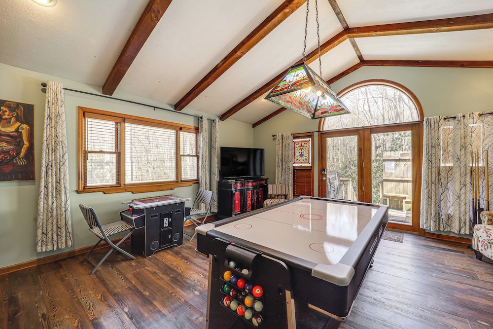 Private Blue Ridge Retreat: Hot Tub & Pool Table in Boone, United States