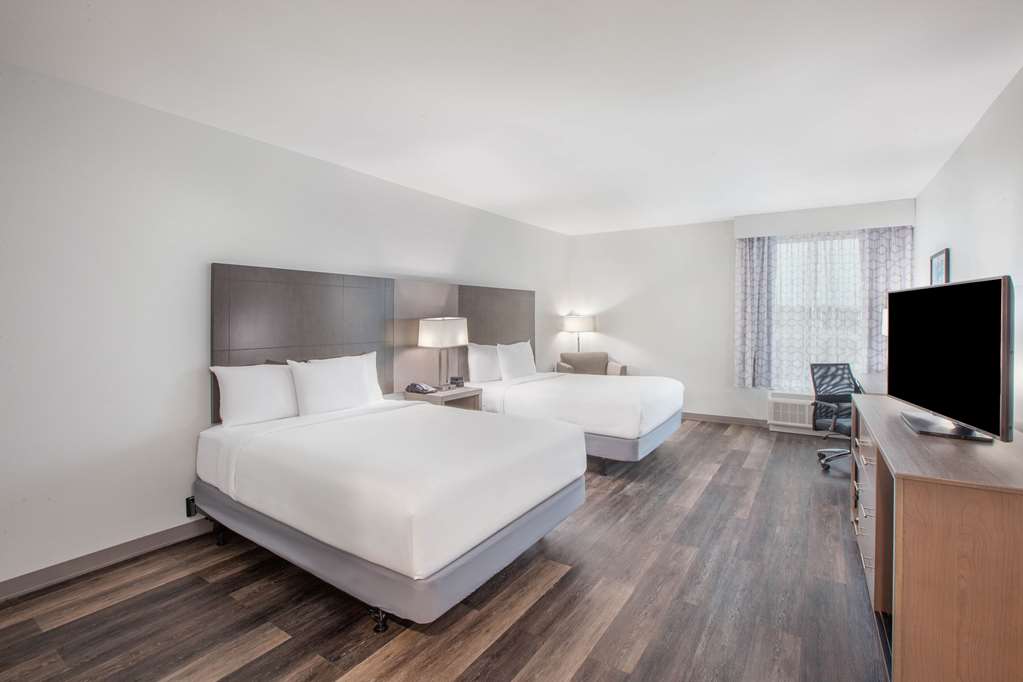 La Quinta Inn & Suites by Wyndham Dallas Duncanville - photo 21