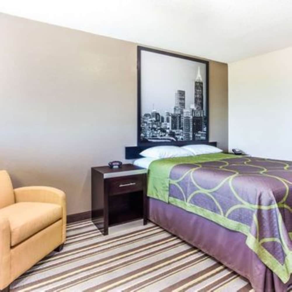 Super 8 by Wyndham Stockbridge - photo 18