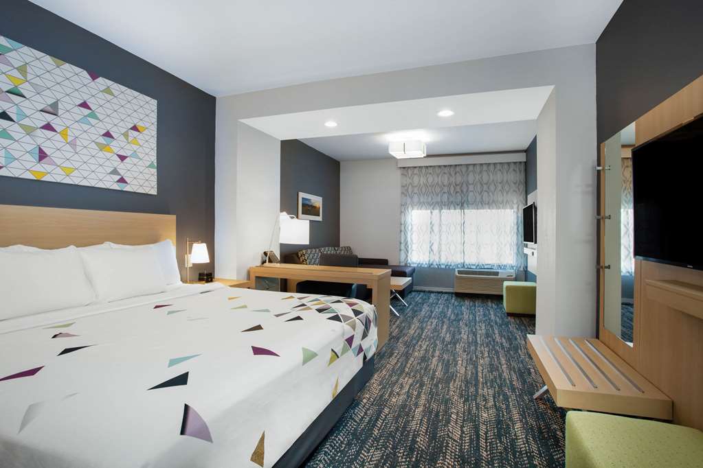 La Quinta Inn & Suites by Wyndham Manassas Va Dulles Airport - photo 16