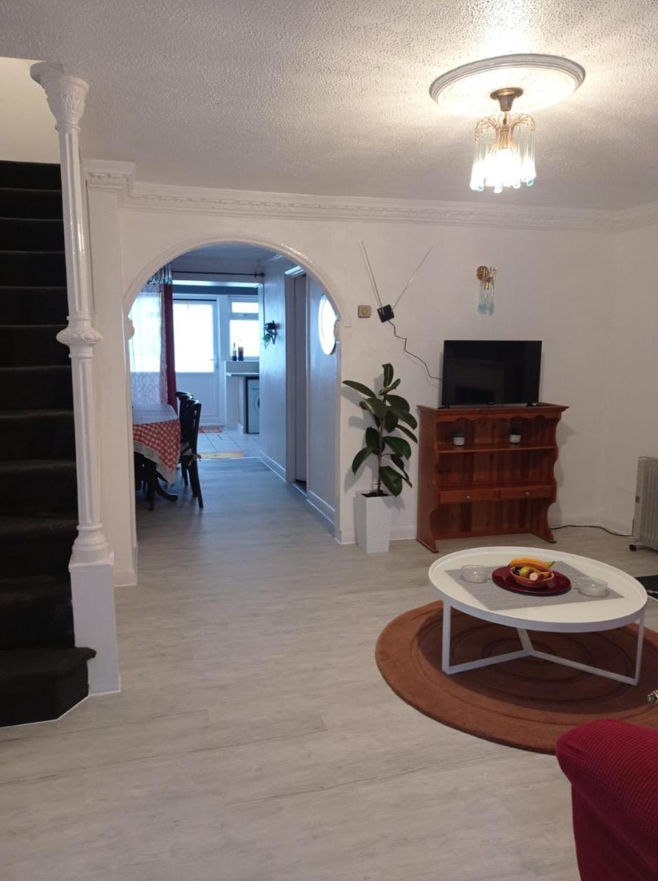 House Sleeps 8 Garden Parking — Romford — photo 2
