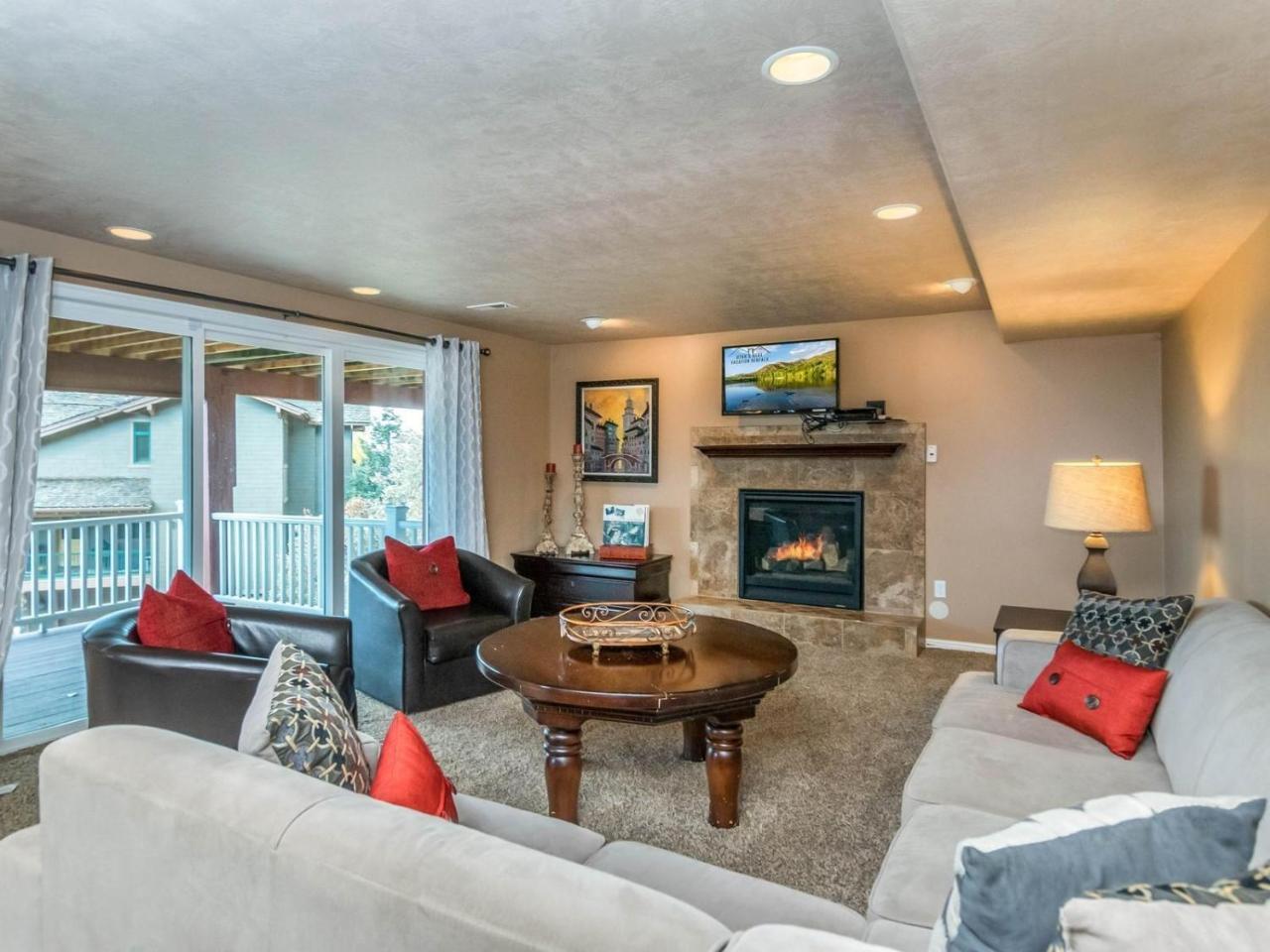 Wasatch Retreat in Draper with Mtn Views Theater and Hot Tub — hotel in Draper