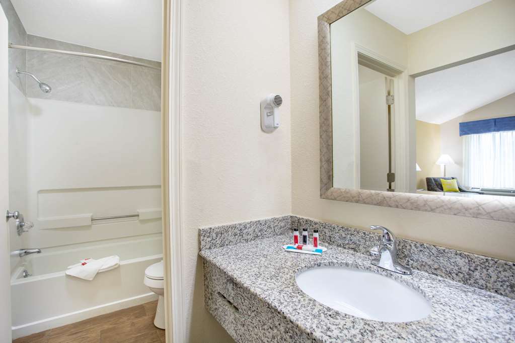 Days Inn by Wyndham Lake City - photo 17