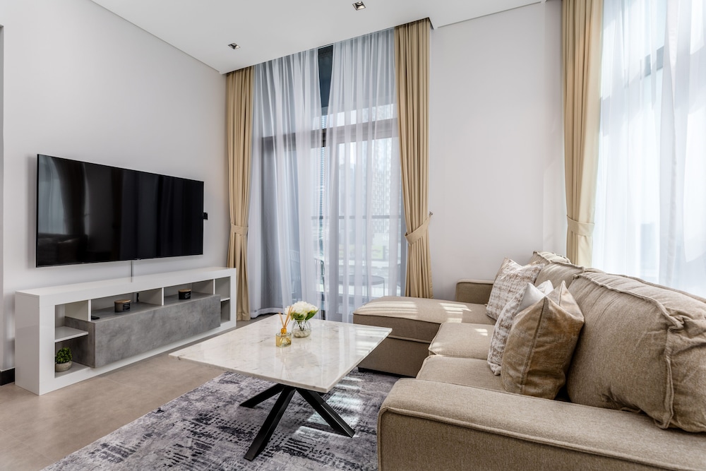 Waves Impressive 1BR Apartment Close to Burj Khalifa — 4-Star Luxury Hotel in Dubai, United Arab Emirates