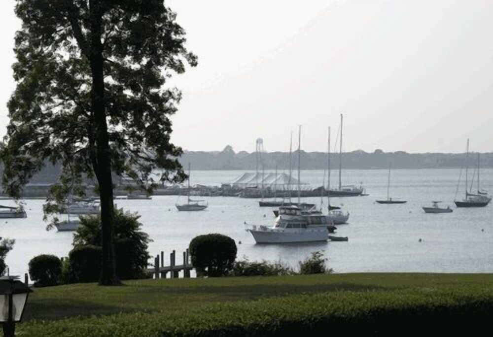 Dering Harbor Inn - photo 36