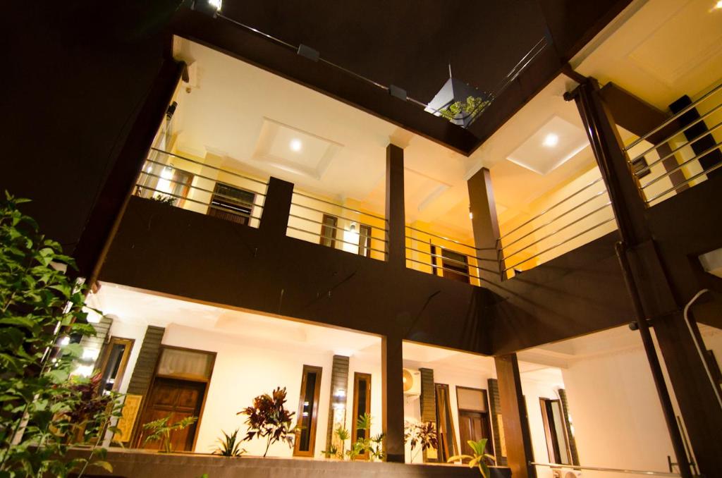 OYO 90064 Hotel Salon Fora and Cafe