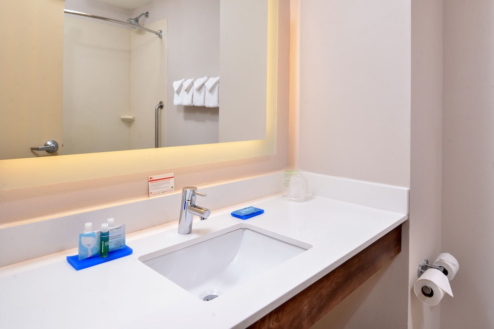 Holiday Inn Express & Suites Cincinnati Mason by IHG - photo 24