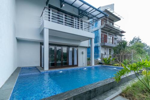 Family Only Private Pool Villa De Reiz Aisyah Syariah 3BR — 4-Star Luxury Hotel in Bandung, Indonesia