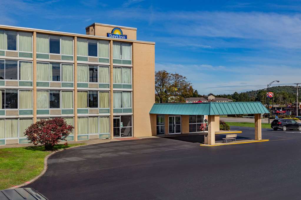 Days Inn by Wyndham Cambridge - photo 2