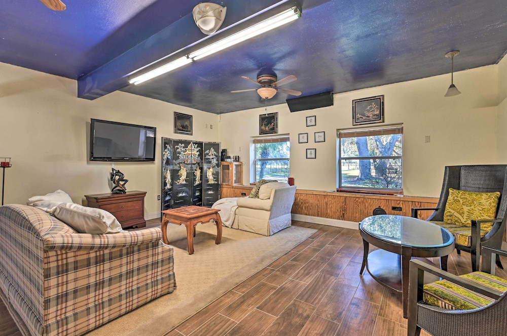 Central Florida Escape on 5 Acres w Grill & Pool — hotel in Umatilla
