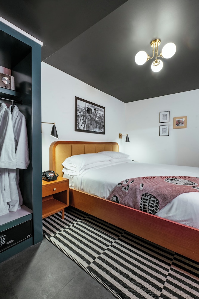 Dew Drop Inn - photo 13