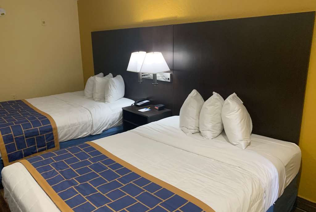 Days Inn & Suites by Wyndham Tampa Raymond James Stadium - photo 18