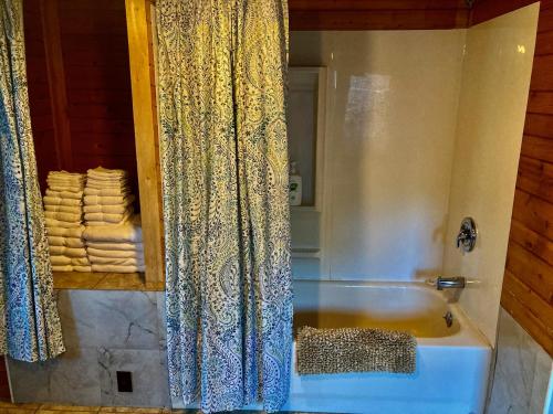 Garden Grove Retreat & Lodging near Pictured Rocks Fayette Trails - photo 5