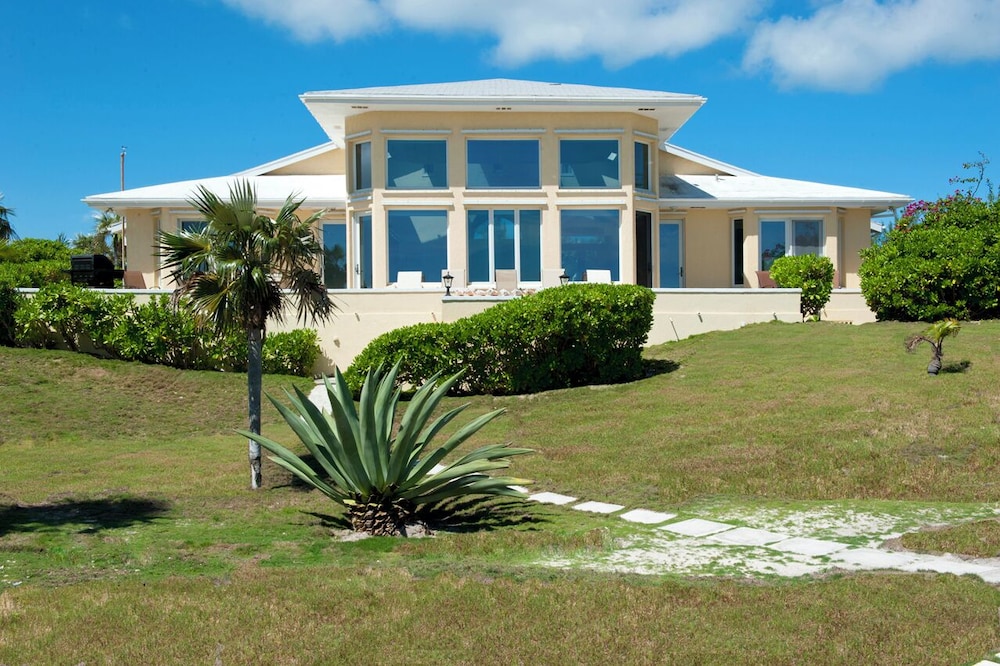 Seaside Sanctuary Private Estate With Heated Pool — Unknown City