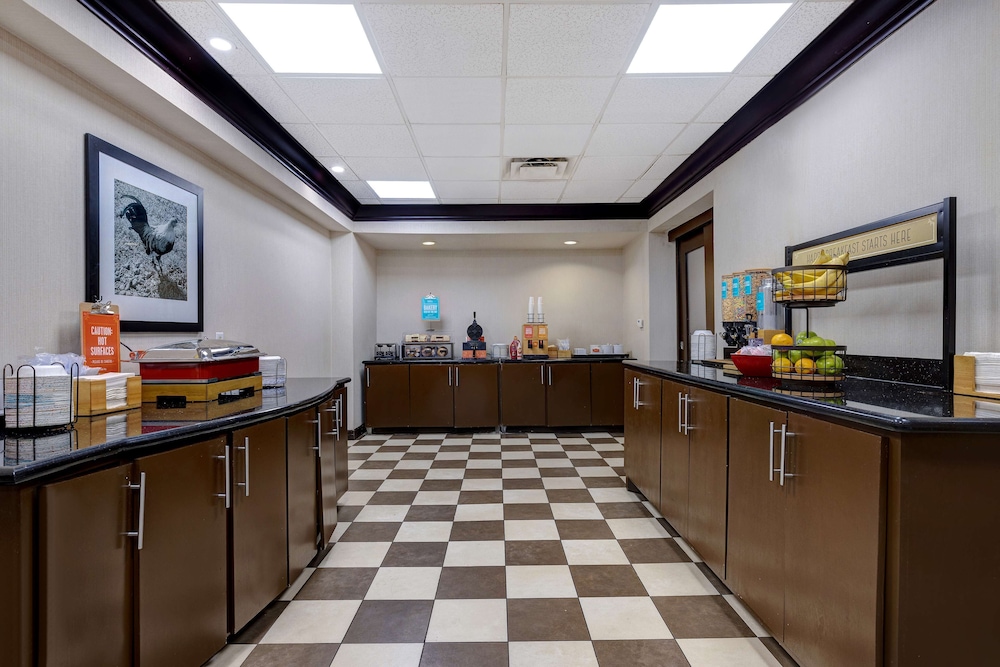 Hampton Inn Victoria - photo 36