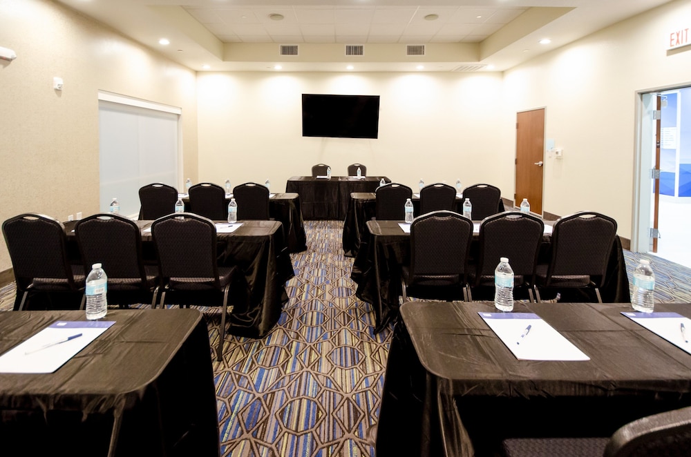 Holiday Inn Express & Suites Taylor by IHG - photo 34