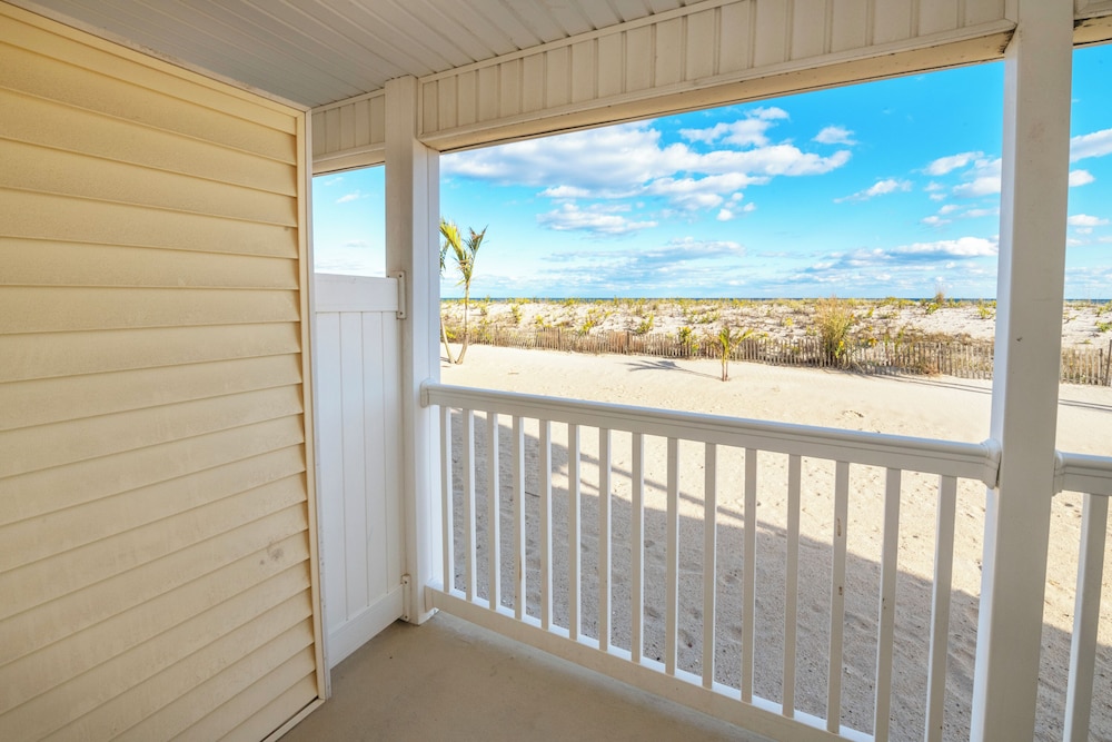 Drifting Sands Oceanfront Hotel - photo 17