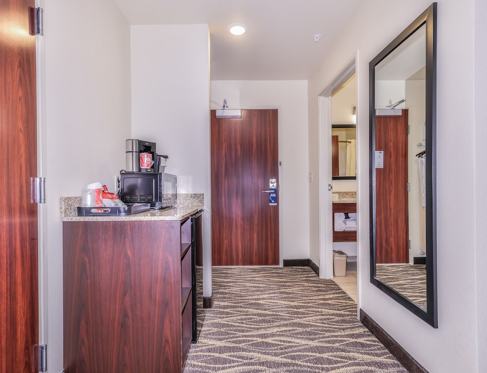 Cobblestone Hotel & Suites Rhinelander - photo 9