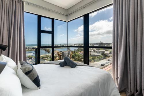 Burmeister 607 Top Floor Corner 2 Bedroom Apartment with Sea and Lagoon Views Onsite Parking — 4-Star Luxury Hotel in Cape Town, South Africa