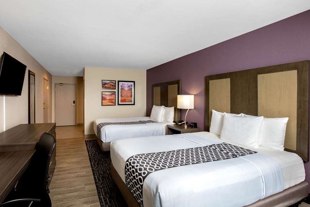 La Quinta Inn & Suites by Wyndham Las Vegas Nellis - photo 12