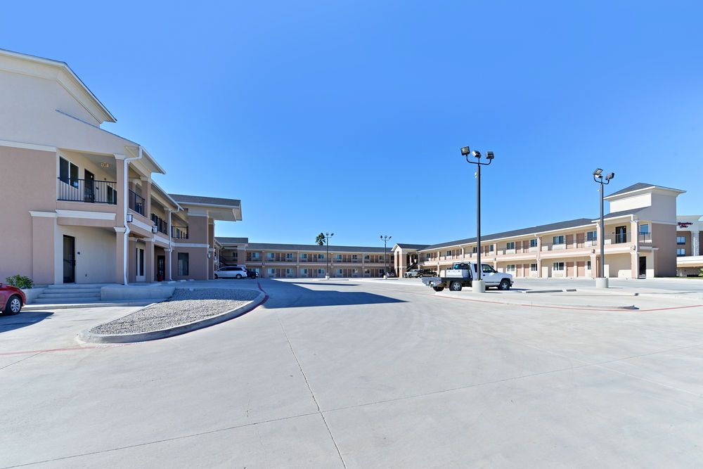 Quality Inn & Suites Carrizo Springs North - photo 11